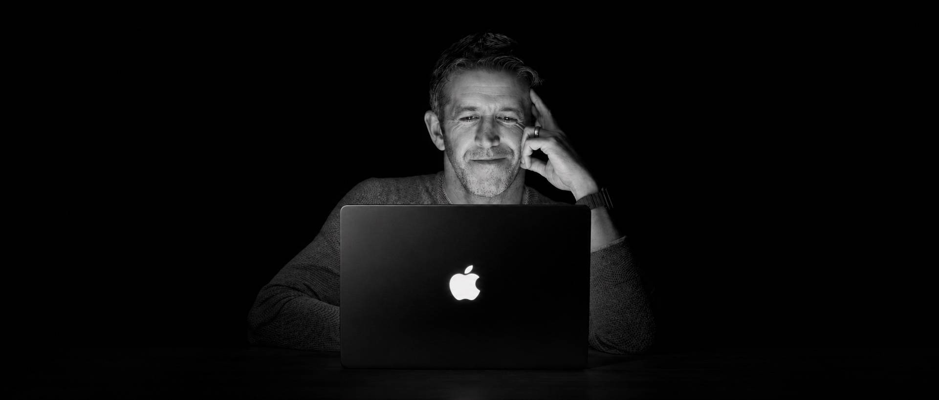 早报：触屏 MacBook Pro 发布，Gemini 4 Carbon 超越 Opus 5.5